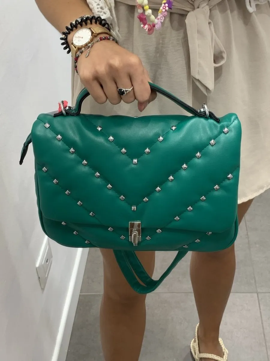 Borsa verde morbida con borchie a piramide